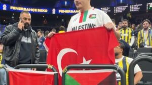 Fenerbahçe Beko-Maccabi Tel Aviv maçında taraftarlar Filistin bayrakları açtı