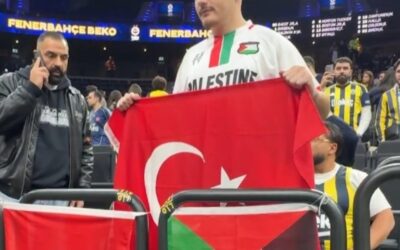 Fenerbahçe Beko-Maccabi Tel Aviv maçında taraftarlar Filistin bayrakları açtı