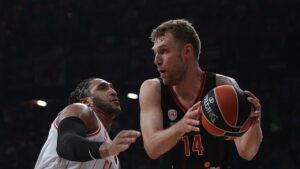 Olympiakos'un Hapoel Tel Aviv'i yenmesinin ardından bir taraftar Filistin bayrağı açtı!